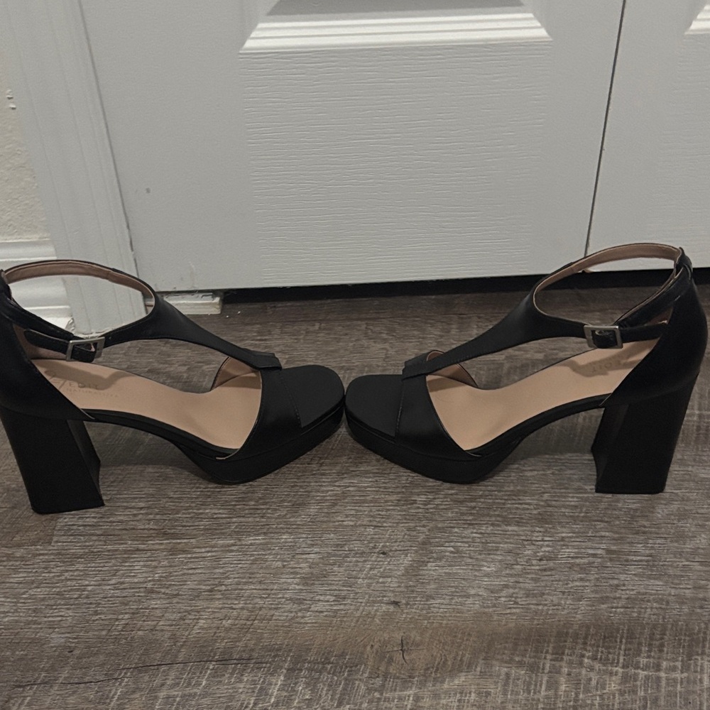 Elegant Tan and Black Women's Heels - Picture 7 of 9